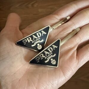 Hair barrettes with triangle details.